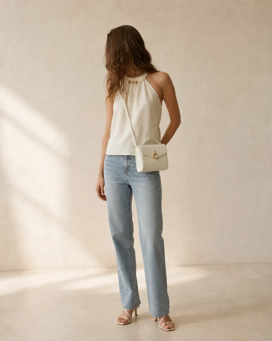 Ekru halter bluz ve beyaz çapraz çantayla hazırlanmış özgün yaz kombini
