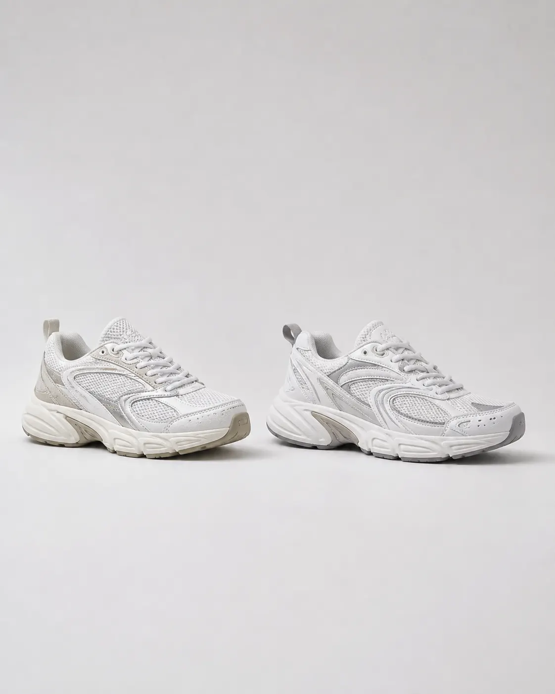 Beyaz fonda iki farklı retro görünümlü beyaz sneaker ile özgün editoryal karşılaştırma
