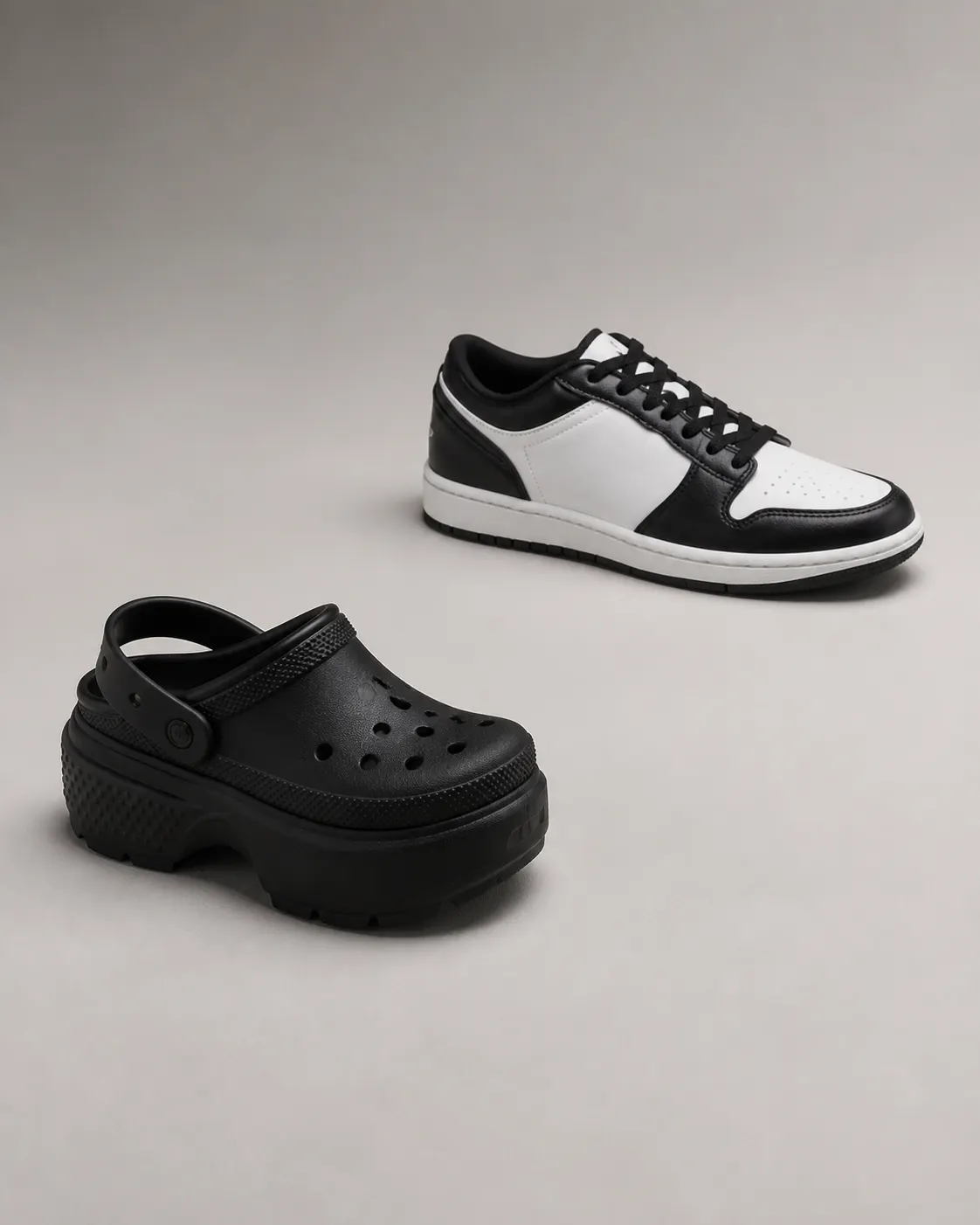Siyah kalın tabanlı terlik ve alçak bilekli siyah sneaker ile özgün editoryal ayakkabı karşılaştırması