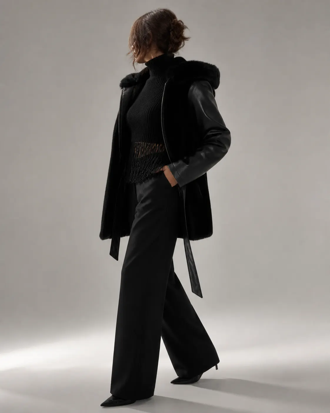 Siyah püsküllü crop triko ve kemerli kapüşonlu peluş montla özgün editoryal moda görseli
