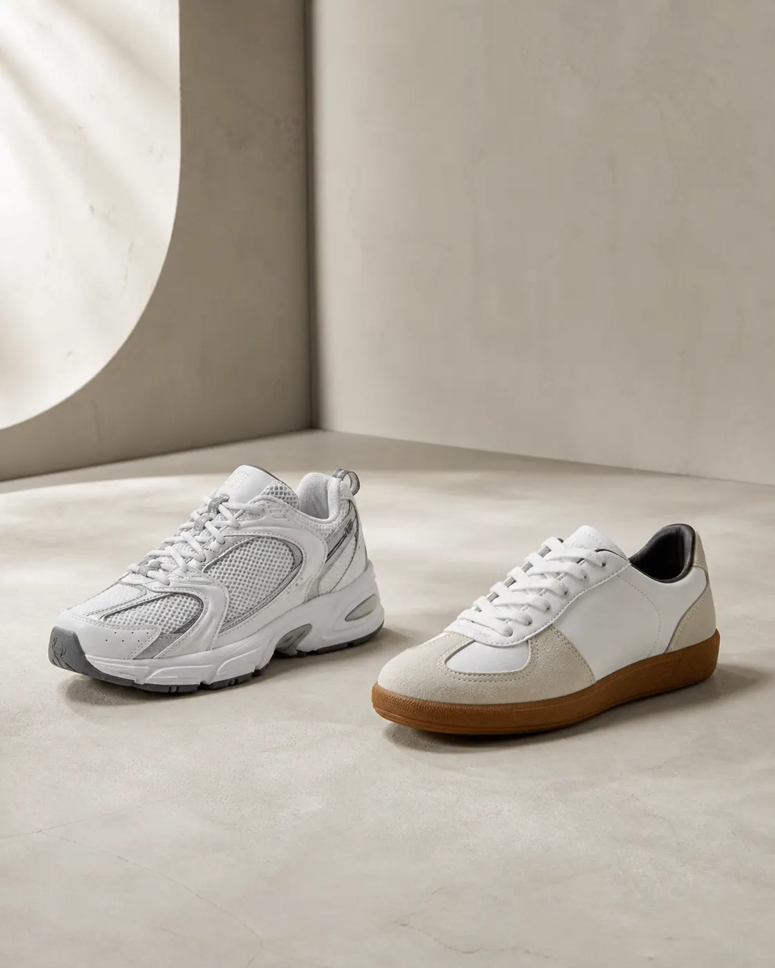 Beyaz fonda hacimli tabanlı ve alçak profilli iki özgün beyaz sneaker yorumu