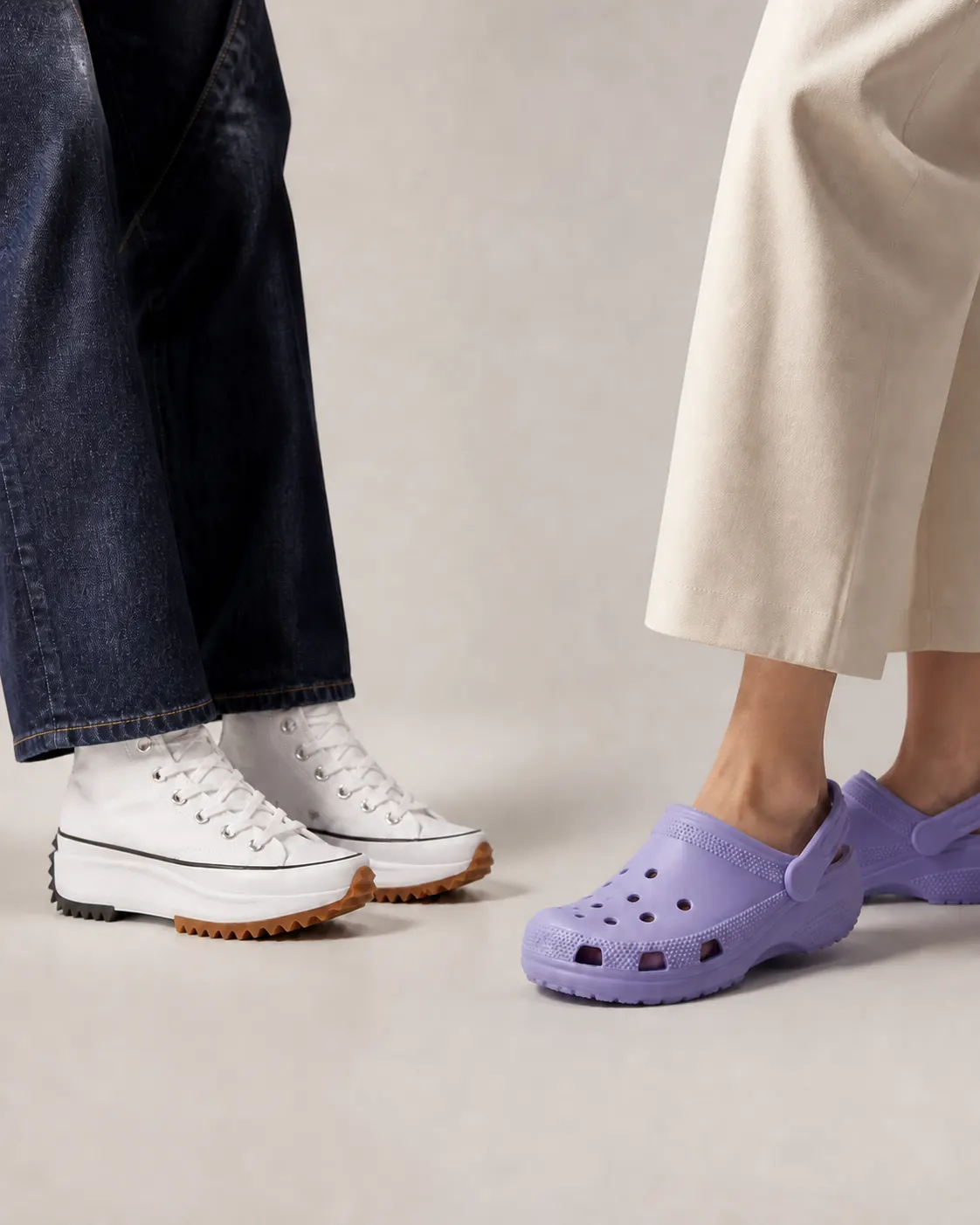 Beyaz platform sneaker ve mor kalıp terliğin özgün editoryal karşılaştırması