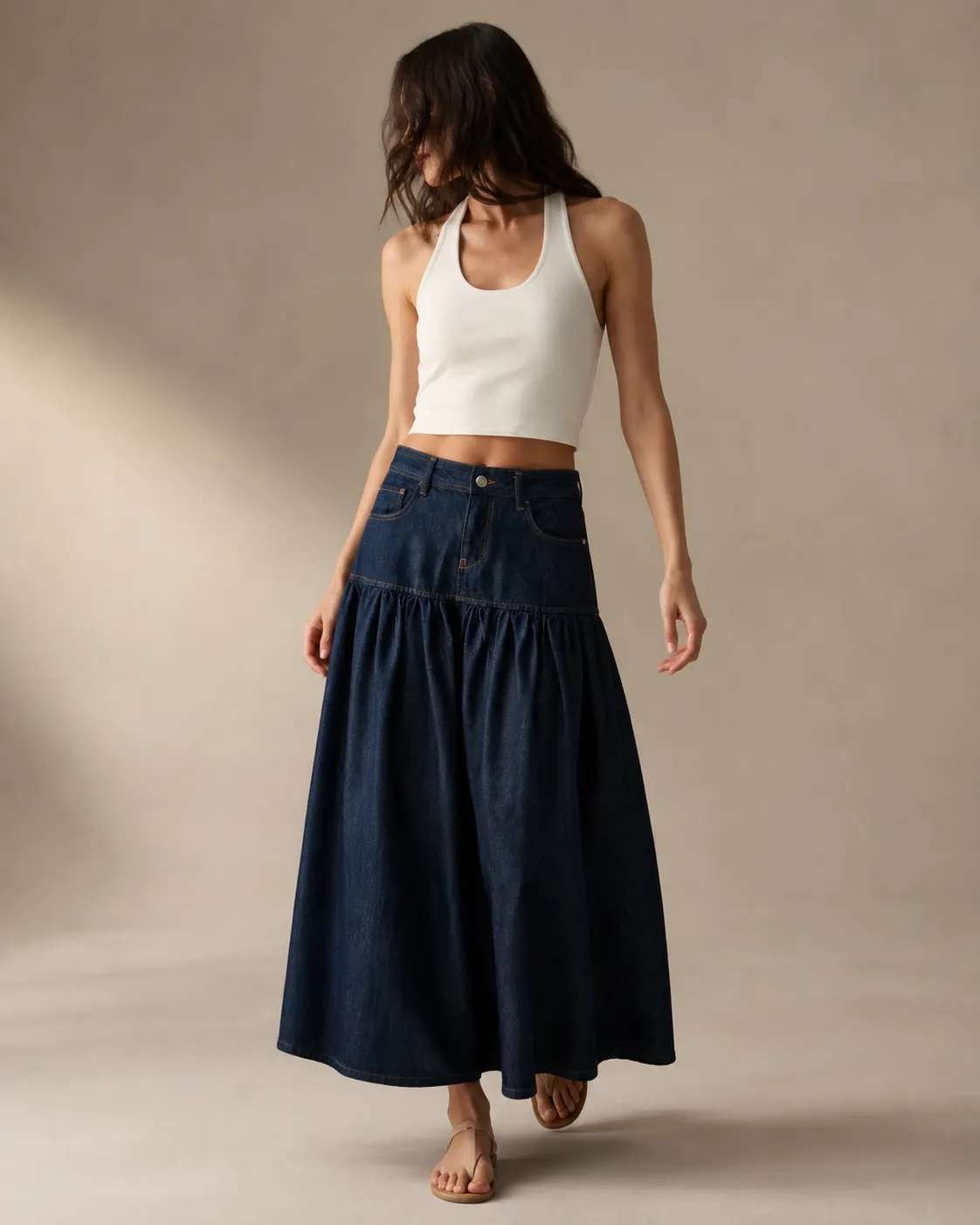 Ekru halter üst ve açık renk hacimli uzun denim etekle özgün editoryal kombin