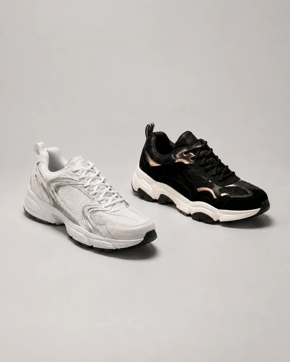 Beyaz ve siyah hacimli retro sneaker seçeneklerinin özgün stüdyo düzenlemesi