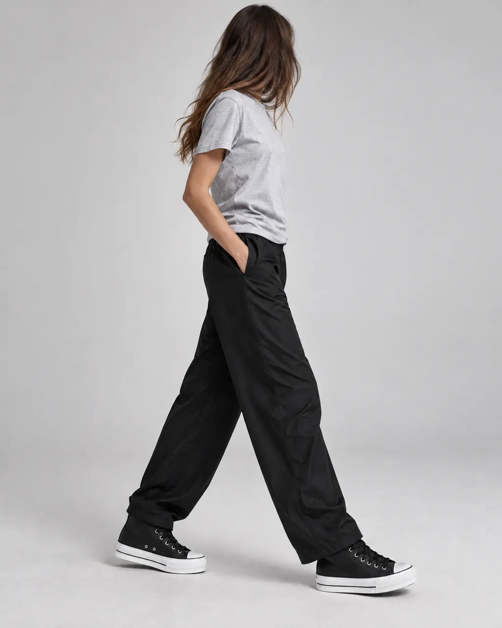 Siyah track pantolon ve siyah deri sneaker ile oluşturulmuş özgün kadın günlük kombini