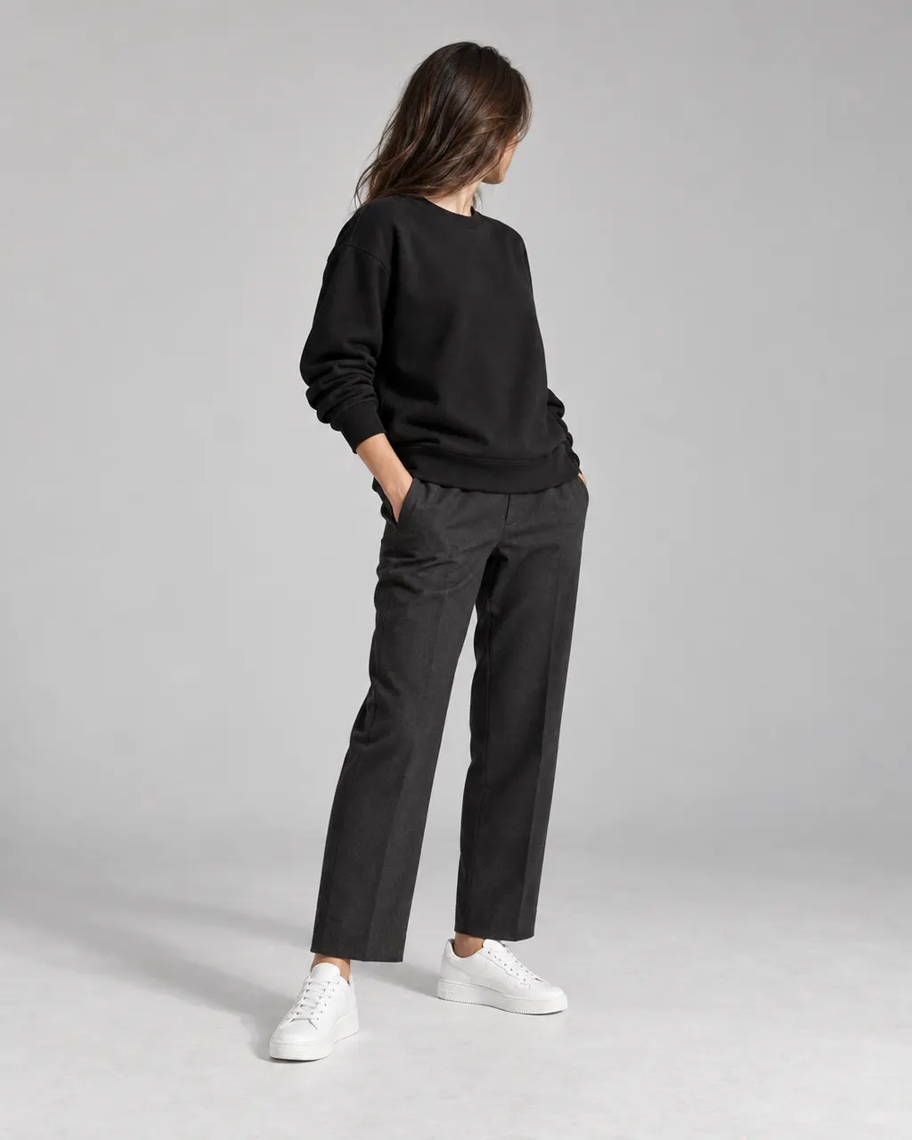 Siyah sweatshirt ve beyaz düşük bilek sneaker ile hazırlanmış özgün günlük kadın kombini